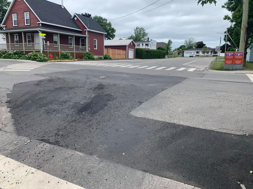 Entrave avec détour sur le Chemin des Raymond à la hauteur de la rue Gilles