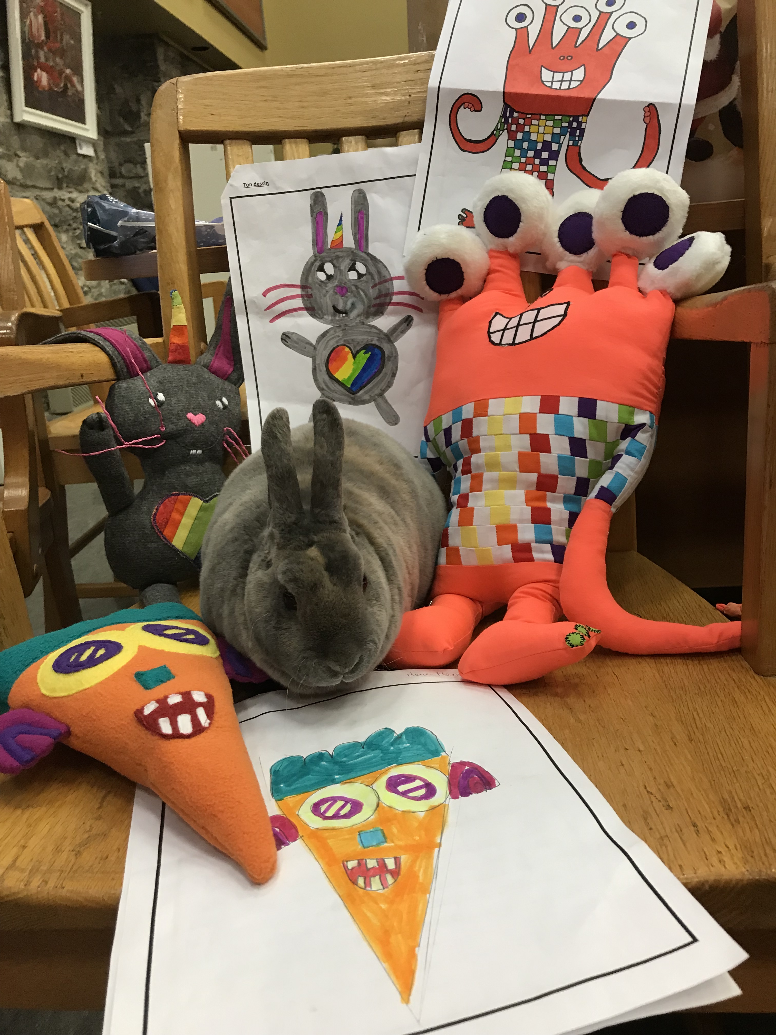 Les gagnantes du concours de dessin offrent de nouveaux amis à Monsieur Mô!