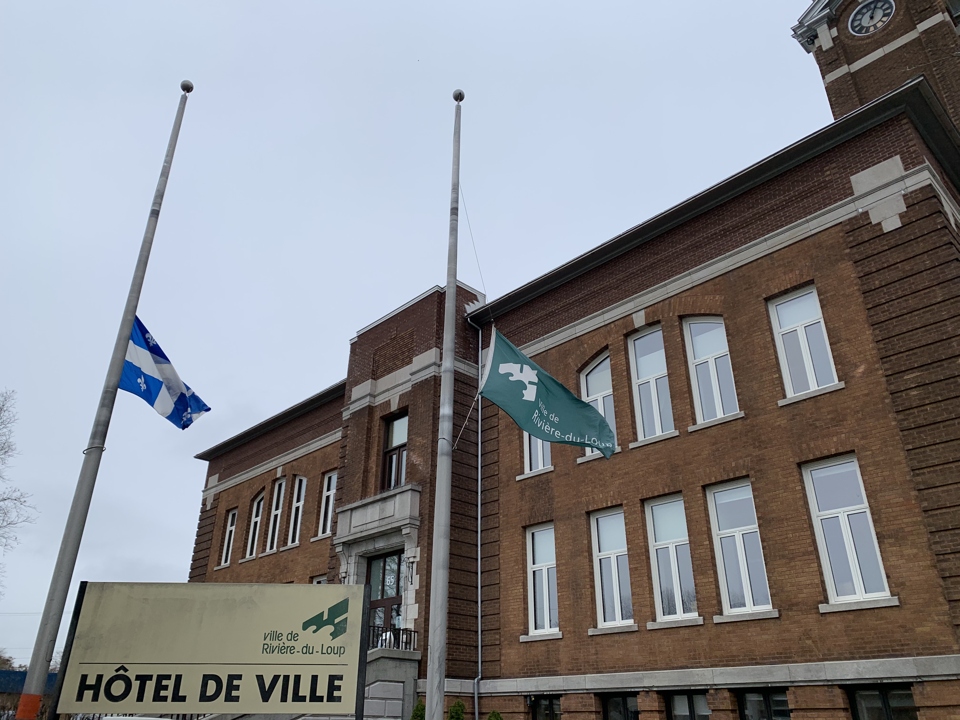 Rivière-du-Loup met son drapeau en berne