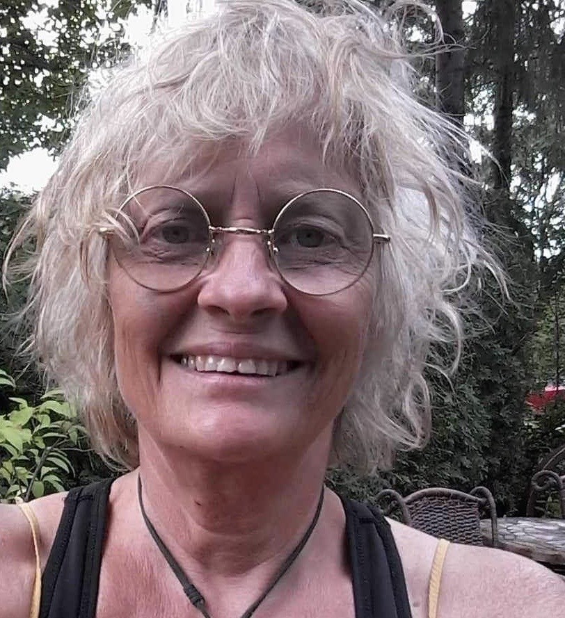 L’artiste peintre Hélaine Morency hisse sa voile au Café créatif