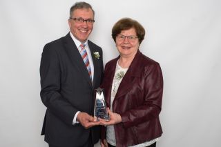 Raymonde Michaud reçoit le prestigieux Mérite municipal Yves-Godbout